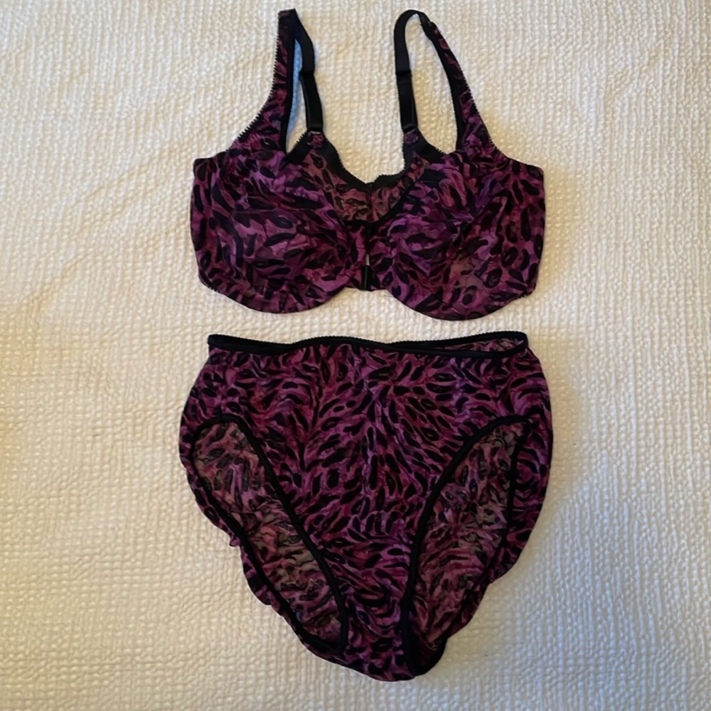 NWOT Vintage Victorias Secret Purple and Black animal print bra & panty 38DD/XL​